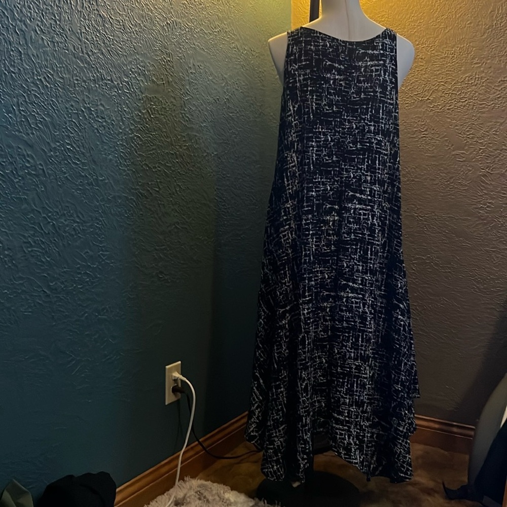 This dress is very flowy - Picture 3 of 4